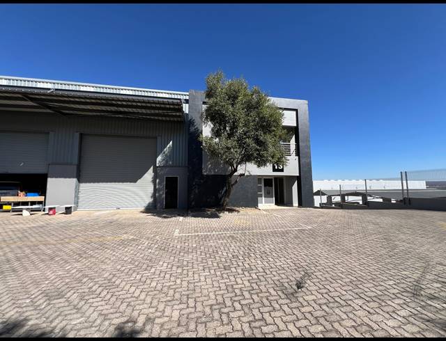 304M² WAREHOUSE TO LET IN LANSERIA